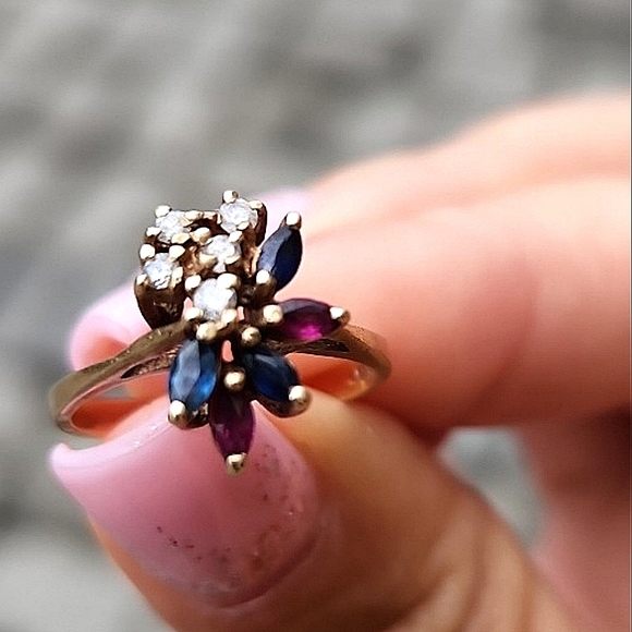 Vintage 80's 14k YG Diamond, Ruby, & Sapphire Spray Ring - Picture 3 of 8